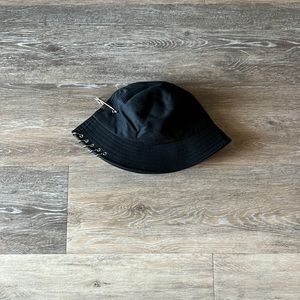 Pin detailed bucket hat